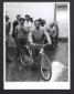 Un uomo tiene per il manubrio la bicicletta ricevu ...
