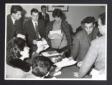 Veduta di un'assemblea. Un gruppo di uomini  racc ...