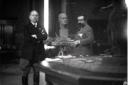 Mussolini in posa con lo scultore nella sala della ...