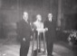 Mussolini in posa accanto al busto e allo scultore