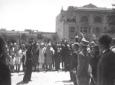Mussolini in una citt nel saluto fascista