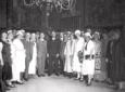 Mussolini posa al centro del gruppo di maestre e m ...