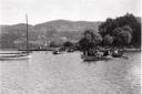 Scorcio del lago di Bolsena con barche a ...