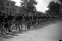 Miliziani in fila accanto alle biciclett ...