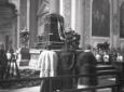 Il cippo funerario eretto in chiesa