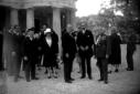 Mussolini posa davanti al portico di villa Torloni ...