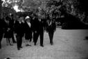 Mussolini posa davanti al portico di villa Torloni ...