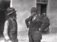 Mussolini conversa con un anziano contad ...