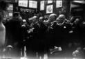 Mussolini tra dirigenti fascisti in una sala dell' ...