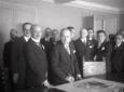 Mussolini in un ufficio con i dirigenti  ...