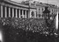 La folla accalcata in piazza del Plebisc ...