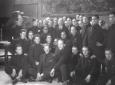 Mussolini al centro del gruppo di giovani fascisti ...