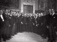 Mussolini in posa con un gruppo di personalit� nel ...