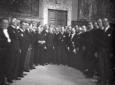 Mussolini posa con un gruppo di personalit� a Pala ...