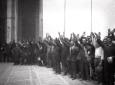 Saluto fascista delle maestranze del Teatro Reale  ...