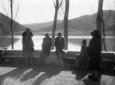 Le signore in riva al lago