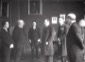 Mussolini e gli altri ospiti ascoltano [un alto fu ...