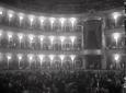 La sala del teatro con il suo pubblico. Spicca al  ...