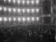 Veduta interna del teatro, affollato di invitati,  ...