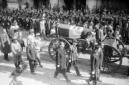 Il corteo funebre in Corso Umberto