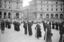 Un gruppo di prelati attraversa piazza E ...