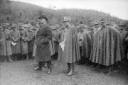 Mussolini circondato da generali e ufficiali segue ...