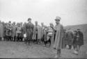 Un generale si rivolge a Mussolini e al gruppo di  ...
