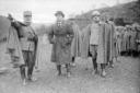 Un generale si rivolge a Mussolini durante lo svol ...
