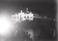 Veduta notturna di un palazzo bianco illuminato (p ...