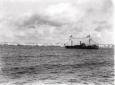Veduta di una nave con bandierine sullo sfondo di  ...