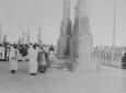Un sacerdote benedice il monumento; intorno sono s ...