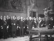 Mussolini posa al centro del gruppo degli aspirant ...