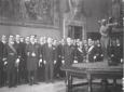 Mussolini posa al centro del gruppo degli aspirant ...