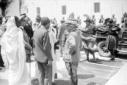 Vittorio Emanuele conversa con locali e italiani;  ...