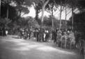 Scorcio del parco di Villa Torlonia, con i tavoli  ...