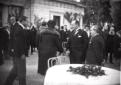 Mussolini sta stringendo la mano di una giovane do ...