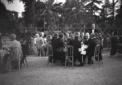 Inquadratura del tavolo dove siede Mussolini insie ...