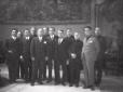 Mussolini, in abiti borghesi, posa tra alcuni rapp ...
