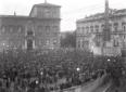 La folla  accalcata a piazza del Quirin ...