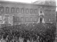 La folla  accalcata a piazza del Quirin ...
