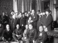 Mussolini posa, tenendo abbracciato un balilla, al ...