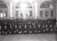I cadetti cileni posano con autorità della marina, ...