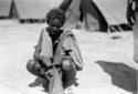 Un giovane indigeno nell'accampamento