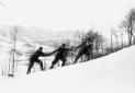 Tre uomini si tengono per mano sulla neve