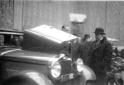 Mussolini si sofferma davanti ad un'automobile del ...
