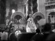 Pio XI tra le colonne del baldacchino
