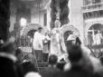 Pio XI davanti al baldacchino del Bernini