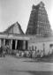 Indiani presso un tempio