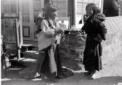 Donne dai tratti tibetani con bimbi in spalla