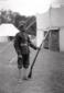 Indiano di guardia in un accampamento